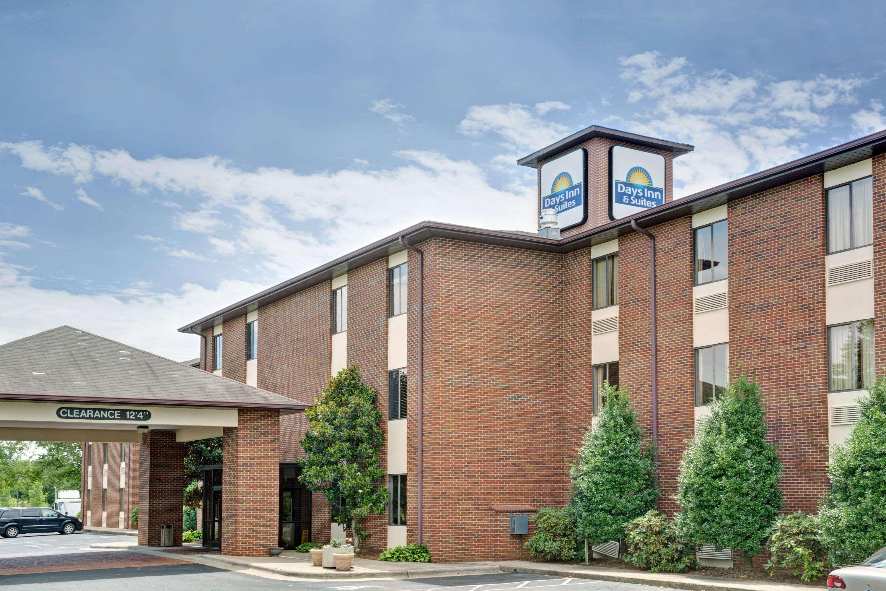 Days Inn & Suites By Wyndham היקורי מראה חיצוני תמונה