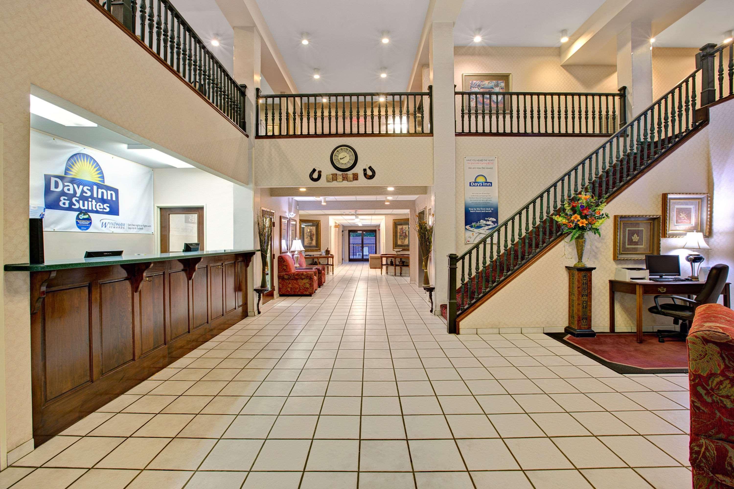 Days Inn & Suites By Wyndham היקורי מראה חיצוני תמונה